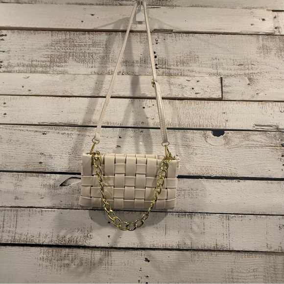 Classy White Faux Leather Purse W/ Criss Cross Design. Two Handles. Gold Chain - Picture 2 of 8